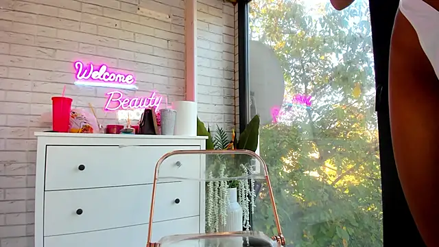 Snapshot of Britney_Charm_ chatting on October 2025 06:14:02 AM Britney Charm online show from October 2025 06:14:02 AM