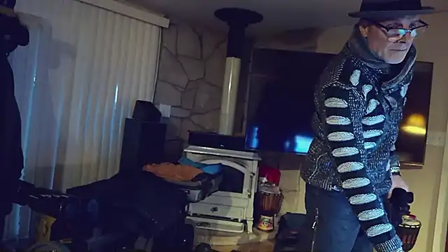 Snapshot of MoonDancer chatting on December 2025 01:00:01 AM MoonDancer online show from December 2025 01:00:01 AM