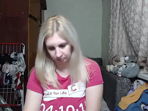 Snapshot of BustyBlond chatting on January 2025 03:32:02 PM BustyBlond online show from January 2025 03:32:02 PM