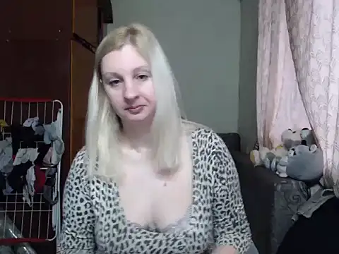 Snapshot of BustyBlond chatting on January 2025 06:02:01 AM BustyBlond online show from January 2025 06:02:01 AM