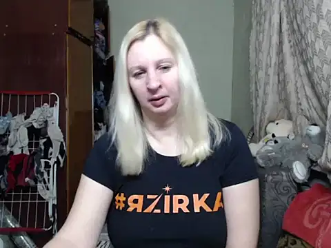 Snapshot of BustyBlond chatting on February 2025 04:02:01 PM BustyBlond online show from February 2025 04:02:01 PM