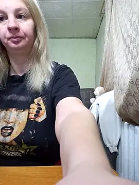 Snapshot of BustyBlond chatting on January 2026 04:39:01 AM BustyBlond online show from January 2026 04:39:01 AM