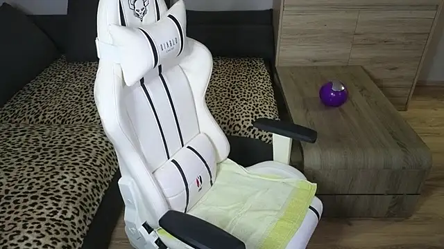 Snapshot of MolligSpielle chatting on January 2025 12:37:01 AM MolligSpielle online show from January 2025 12:37:01 AM