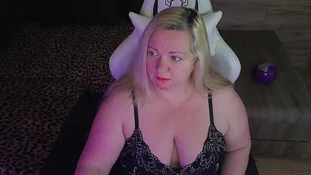 Snapshot of MolligSpielle chatting on October 2025 08:11:02 PM MolligSpielle online show from October 2025 08:11:02 PM