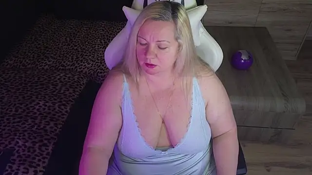 Snapshot of MolligSpielle chatting on November 2025 06:51:01 PM MolligSpielle online show from November 2025 06:51:01 PM