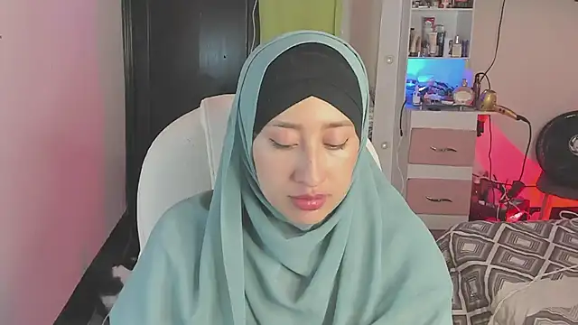 adila anich online show from December 2024 12:19:02 AM