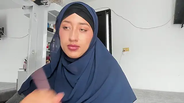 adila anich online show from September 2025 05:37:01 PM