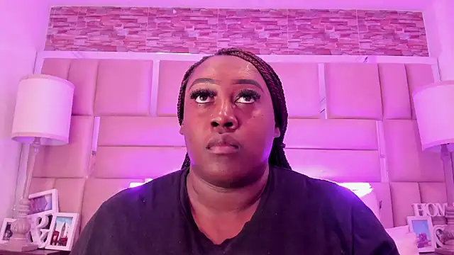 ShaniaBrownn online show from April 2026 07:38:02 PM