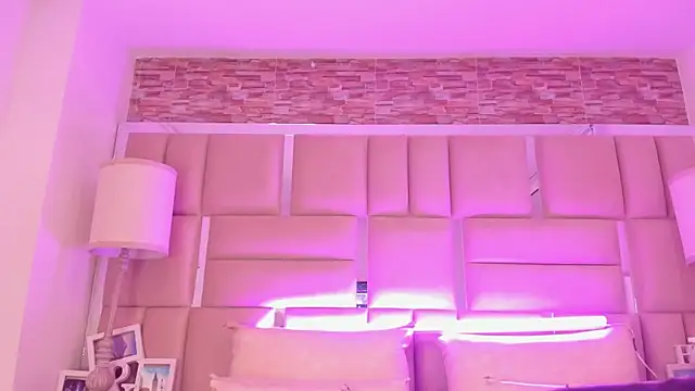 ShaniaBrownn online show from May 2026 07:33:01 PM