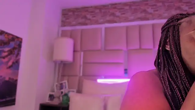 ShaniaBrownn online show from May 2026 07:41:01 PM