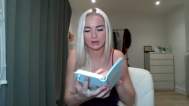 Snapshot of chelseablonde chatting on December 2024 10:32:01 PM chelseablonde online show from December 2024 10:32:01 PM