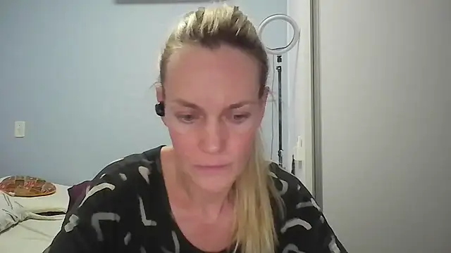 Annylove1 online show from February 2026 12:36:01 AM