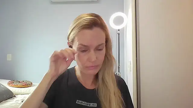 Annylove1 online show from April 2026 10:42:02 AM