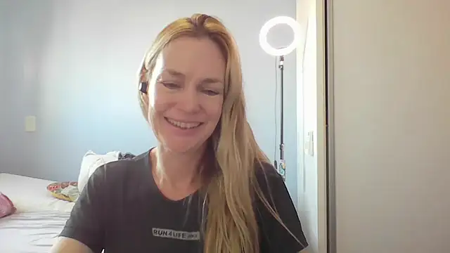 Annylove1 online show from April 2026 12:18:01 PM
