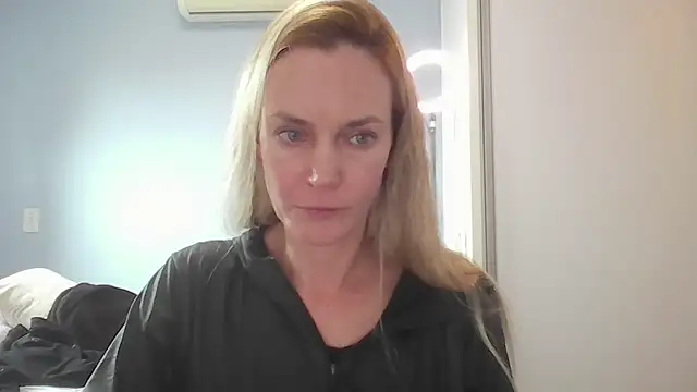 Annylove1 online show from May 2026 04:47:02 PM