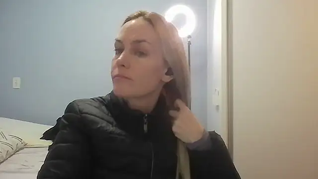 Annylove1 online show from June 2026 12:09:02 PM