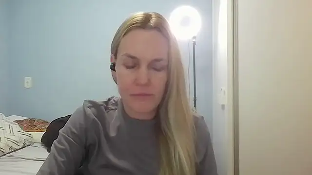 Annylove1 online show from June 2026 12:17:01 PM