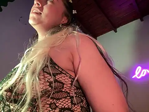 Snapshot of Im_sophiie chatting on January 2025 07:15:01 AM Im sophiie online show from January 2025 07:15:01 AM