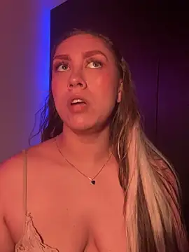 Snapshot of Im_sophiie chatting on February 2025 08:59:01 AM Im sophiie online show from February 2025 08:59:01 AM