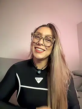 Snapshot of Im_sophiie chatting on June 2026 07:24:01 AM Im sophiie online show from June 2026 07:24:01 AM