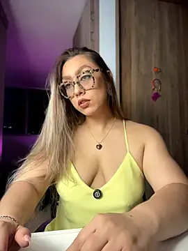 Snapshot of Im_sophiie chatting on June 2026 07:06:02 AM Im sophiie online show from June 2026 07:06:02 AM