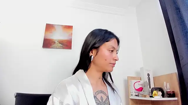 nia  white online show from November 2025 06:18:01 PM