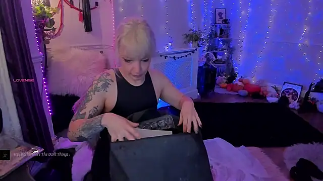 AliceW0lf online show from November 2025 05:34:02 PM