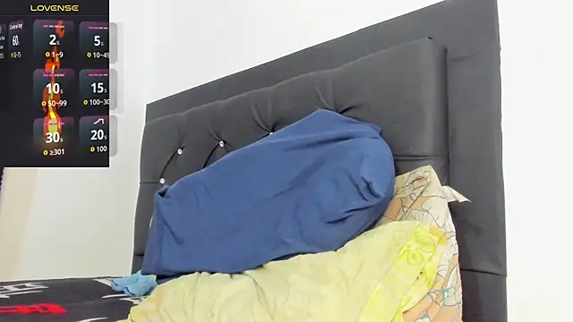 Snapshot of santi_brown chatting on January 2026 06:33:02 PM santi brown online show from January 2026 06:33:02 PM