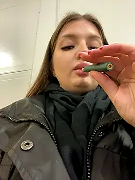 KrisMagnoly online show from November 2025 04:28:01 PM