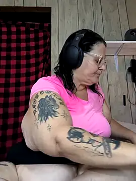 Snapshot of davisdesires@xh chatting on October 2025 02:26:01 PM davisdesiresxh online show from October 2025 02:26:01 PM