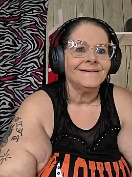 Snapshot of davisdesires@xh chatting on November 2025 02:27:01 PM davisdesiresxh online show from November 2025 02:27:01 PM