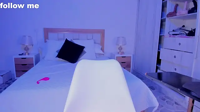 mia hank online show from February 2025 12:00:02 PM