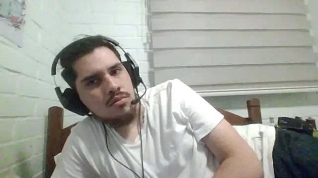 Snapshot of hung_weeb chatting on December 2024 01:18:01 AM hung weeb online show from December 2024 01:18:01 AM