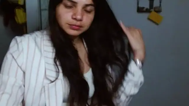 Snapshot of Nikkykora15 chatting on February 2025 01:34:02 AM Nikkykora15 online show from February 2025 01:34:02 AM