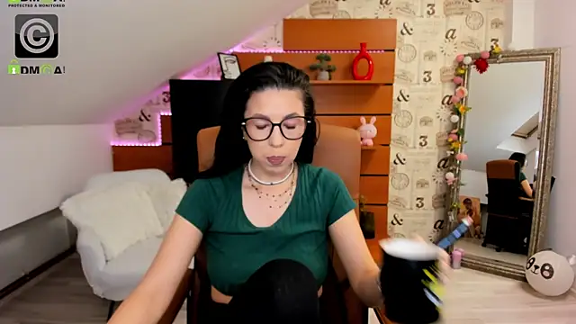 Snapshot of EmillyTaylor chatting on November 2025 04:57:01 AM EmillyTaylor online show from November 2025 04:57:01 AM