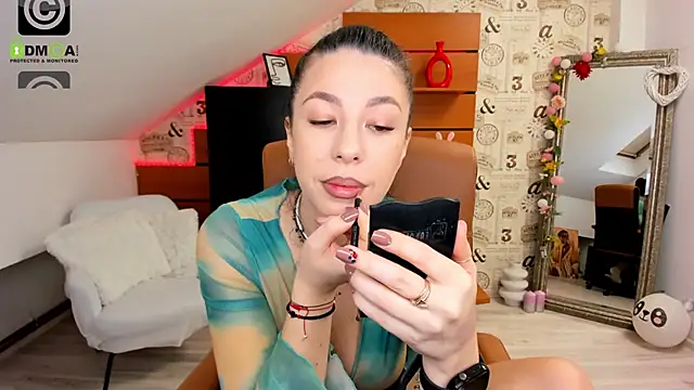 Snapshot of EmillyTaylor chatting on November 2025 04:44:01 AM EmillyTaylor online show from November 2025 04:44:01 AM