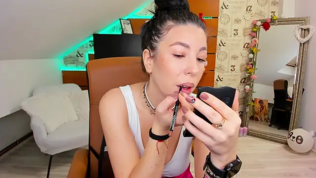 Snapshot of EmillyTaylor chatting on November 2025 04:45:01 AM EmillyTaylor online show from November 2025 04:45:01 AM