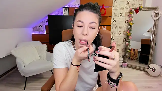 Snapshot of EmillyTaylor chatting on November 2025 04:44:02 AM EmillyTaylor online show from November 2025 04:44:02 AM