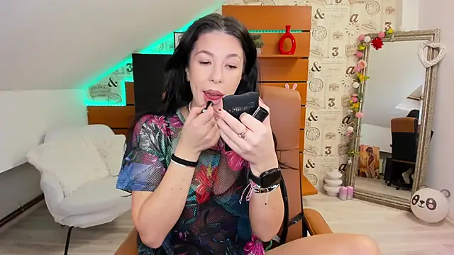 Snapshot of EmillyTaylor chatting on December 2025 04:43:02 AM EmillyTaylor online show from December 2025 04:43:02 AM