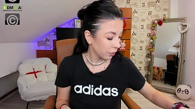 Snapshot of EmillyTaylor chatting on December 2025 04:51:01 AM EmillyTaylor online show from December 2025 04:51:01 AM