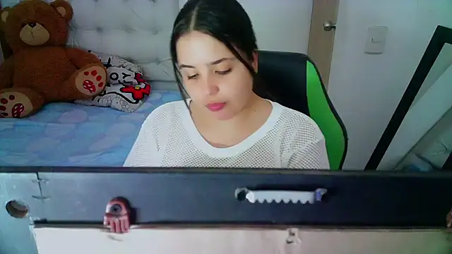 Snapshot of _alicia_z chatting on December 2024 05:40:01 PM alicia z online show from December 2024 05:40:01 PM