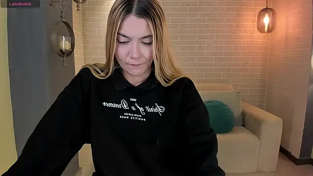 Snapshot of NiaHolland chatting on October 2025 06:14:02 PM NiaHolland online show from October 2025 06:14:02 PM