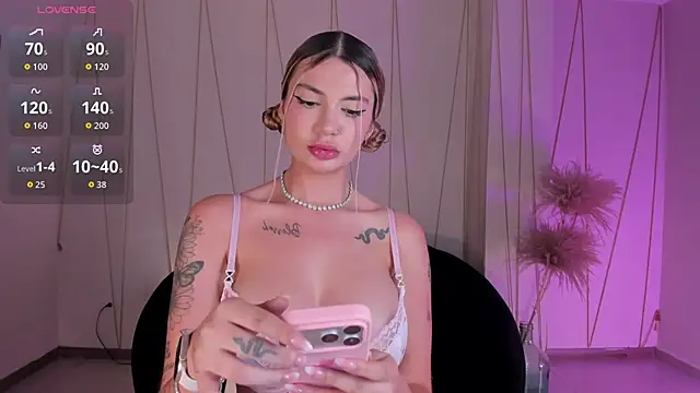 Snapshot of NiaHolland chatting on November 2025 06:29:02 PM NiaHolland online show from November 2025 06:29:02 PM