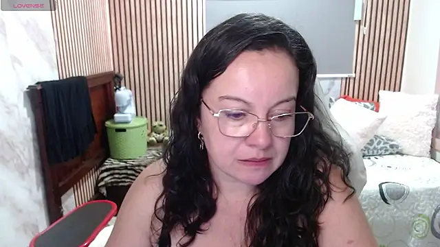 Sonialorens  online show from May 2026 09:32:01 PM