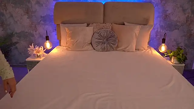 Snapshot of MirandaHobbs chatting on November 2025 08:46:02 AM MirandaHobbs online show from November 2025 08:46:02 AM