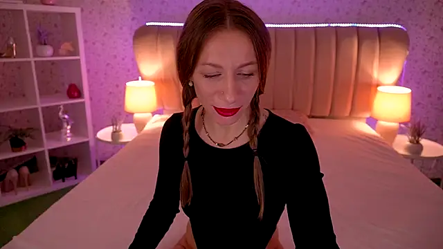 Snapshot of MirandaHobbs chatting on November 2025 07:56:01 AM MirandaHobbs online show from November 2025 07:56:01 AM