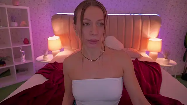 Snapshot of MirandaHobbs chatting on December 2025 08:12:02 AM MirandaHobbs online show from December 2025 08:12:02 AM