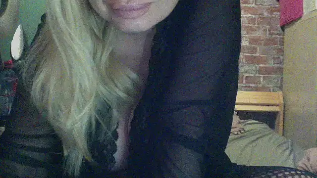 Snapshot of Lisavontease chatting on November 2025 10:18:02 AM Lisavontease online show from November 2025 10:18:02 AM