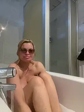 Snapshot of Lisavontease chatting on February 2026 03:15:02 PM Lisavontease online show from February 2026 03:15:02 PM