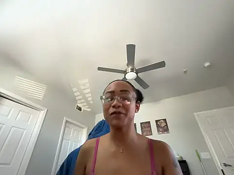 Snapshot of RylHoneyy chatting on February 2026 05:28:01 PM RylHoneyy online show from February 2026 05:28:01 PM